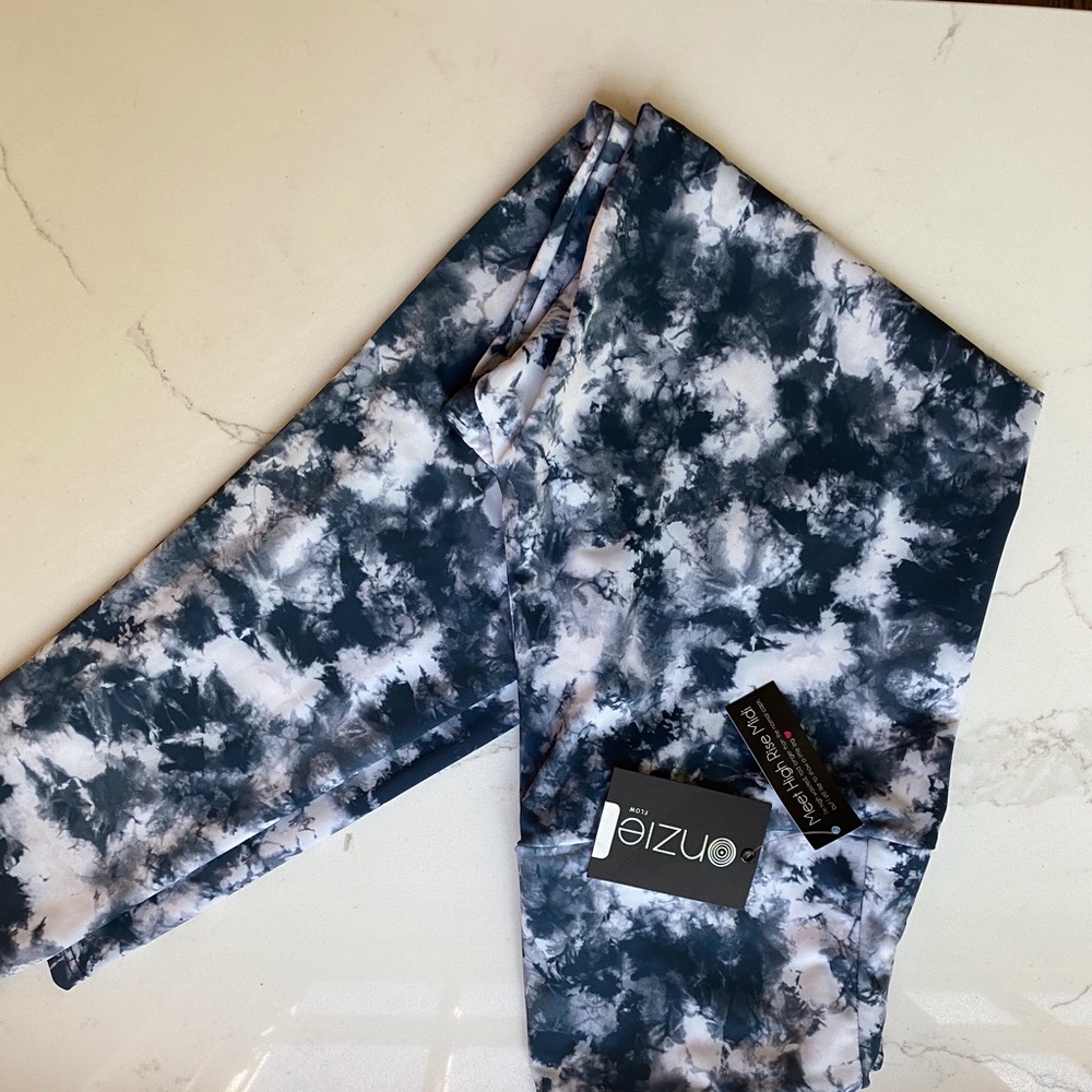 "Onzie" high rise 7/8 leg acid wash leggings